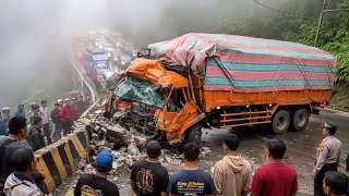     🚛 DETIK-DETIK TRUK HANTAM PEMBATAS! Kabut Tebal Bikin Jalan Lumpuh
