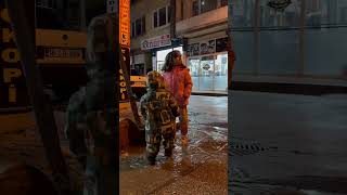 Kuzenler yağmursuyunda dans ediyor 😂 #kuzen #kuzenler #kidsvideo #kids #yağmur #yağmurzamanı