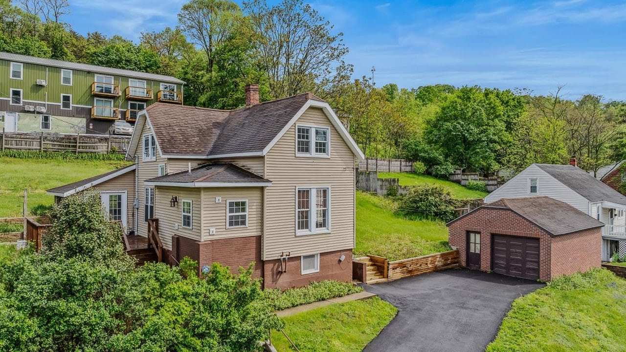 151 S Laurel Ave, Berkeley Springs, WV