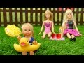 Barbie ve arkadaşları havuz keyfi yapıyorlar. Kız oyuncakları