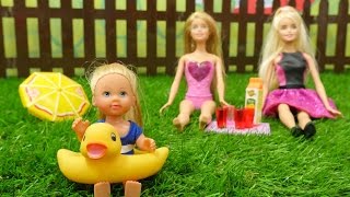 Barbie ve arkadaşları havuz keyfi yapıyorlar. Kız oyuncakları