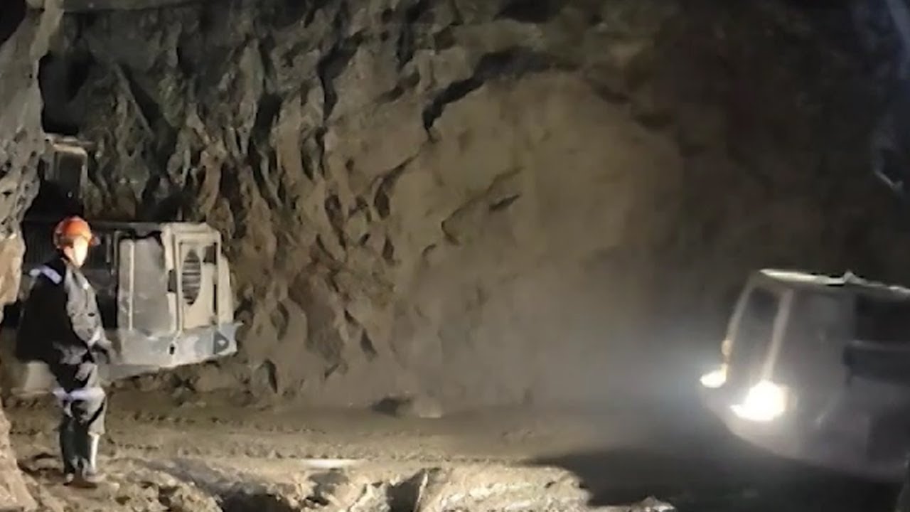 Спасатели пробурили скважину для передачи воды и еды застрявшим шахтерам в Приамурье