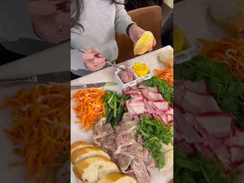 ვიდეო: როგორ გააკეთოთ Banh Mi თასი (სურათებით)