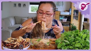 Eating noodles with braised beef VS crispy fried chilies and Italian basil! | Yainang