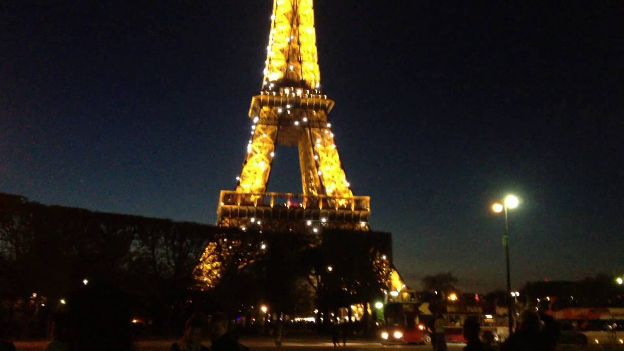 Eiffel Tower at night | Эйфелева башня вечером 