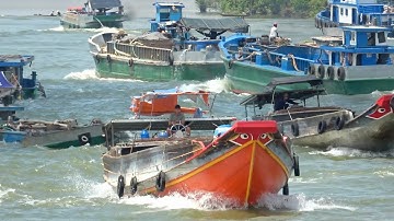 Sà Lan Vượt Cống 10 Cửa Trong Nguy Hiểm