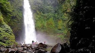 Атмосфера водопада Nungnung, Bali. Короткое видео