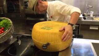 Видео Открытие головки созревшего сыра Parmigiano reggiano(пармиджано реджано) (автор: Mariana Betisor)