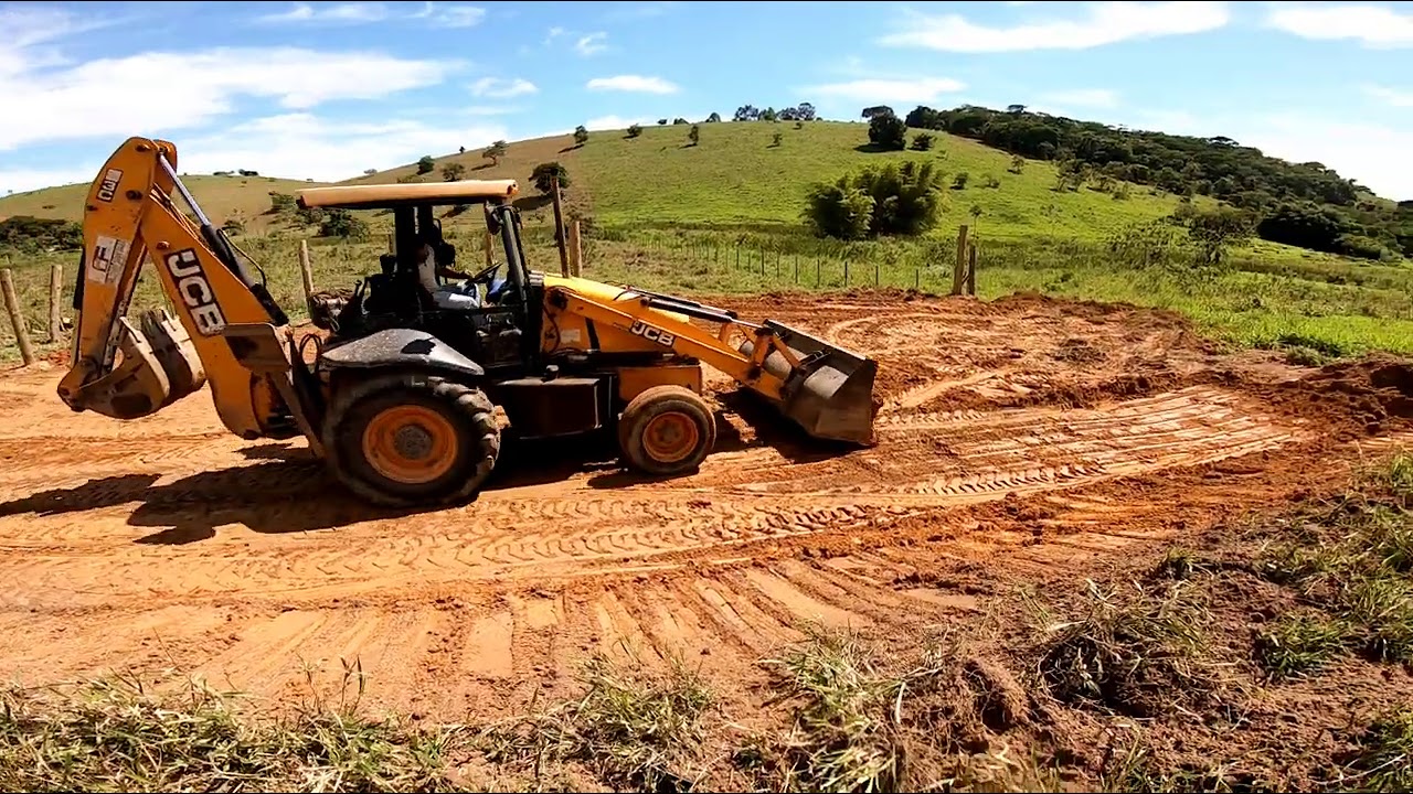 Retroescavadeira Fazendo Serviço de Terraplanagem ( Episódio 1 de 2