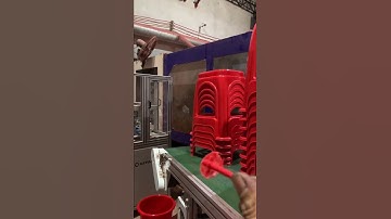 Robotic arm of injection moldig machine for chair with  runner cut