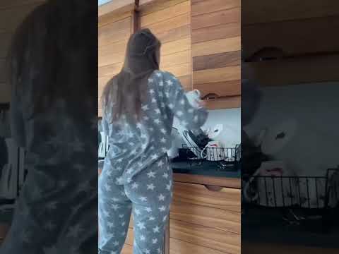 بنوته جميله وكلها انوثه وعليها طيبة قلب يموووت