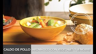 Caldo de pollo aromático con vegetales y jengibre