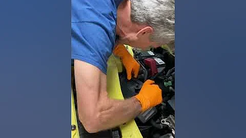 MR2 Spyder, How to access the SMT Reservoir