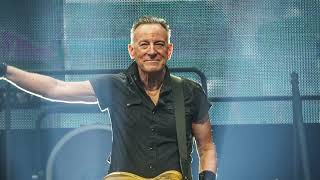 Bruce Springsteen gaat keihard onderuit op podium en moet naar het ziekenhuis