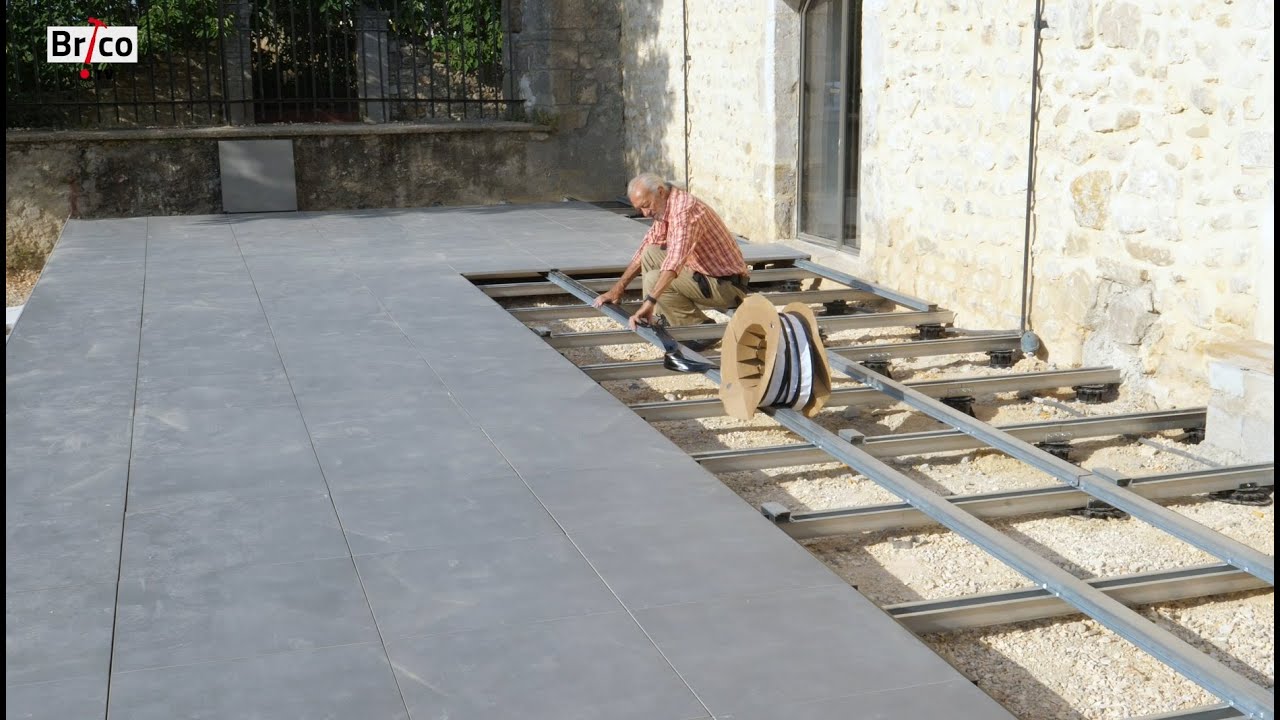 Créer une terrasse en dalles sur structure métallique - Tuto bricolage avec  Robert - YouTube