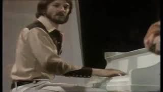 FRANKIE MILLER - Be Good To Yourself
Be Good to Yourself reached number 27 on the UK Singles Chart in June 1977 and spent 6 weeks on the charts.
Id be grateful if you could give the video a 👍 and subscribe if youre new to the channel.
Frankie Miller sings Be Good To Yourself live. The band consists of Ray Minhinnit (guitar), Charlie Harrison (bass), Jim Hall (keyboards) and Graham Deacon (drums).
Social
📷 Flickr https://www.flickr.com/photos/75482294@N05/albums/72157710088812902
🌐 Twitter https://twitter.com/deapblueseas
🌈 Instagram https://www.instagram.com/paulflight_/?hl=en
Who, Where & When?
Source media: DVD 576i
Format: PAL 16:9
Location: London
First transmitted: 23 December 1975
Thank you for watching. 👏 FRANKIE MILLER - Be Good To Yourself