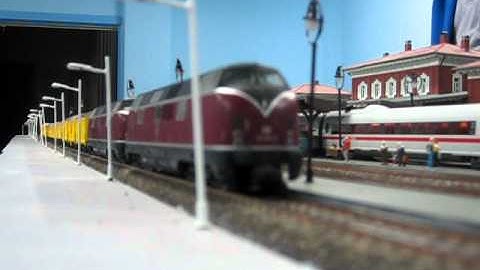 Märklin BR221 Double Header Coming In (With Mr Big Head In The Background)