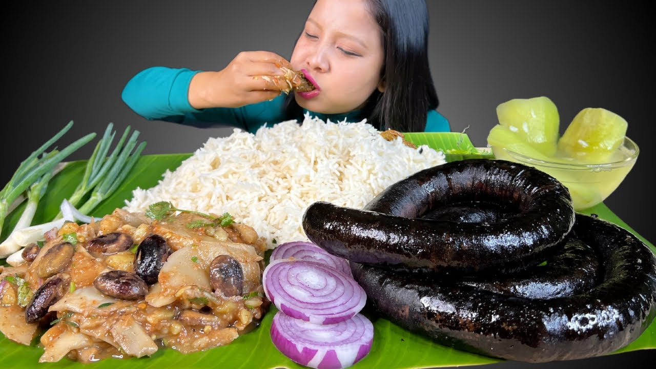 ⁣HOME MADE BLOOD PORK SAUSAGE WITH FERMENTED BAMBOOSHOOT & STINK BEANS 🔥🔥🔥