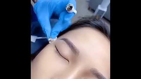 Cận cảnh quá trình điêu khắc chân mày phẩy sợi giúp rạng ngời