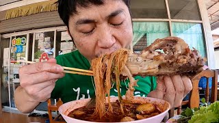 ก๋วยเตี๋ยวหัวหมู ร้านแม่แดง โนนสะอาด