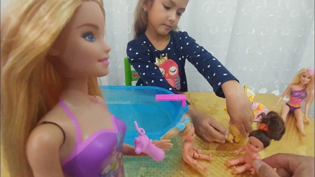 Sariq sochli qiz Kaltaklar eshaklarini va mushuklarini korsatadilar