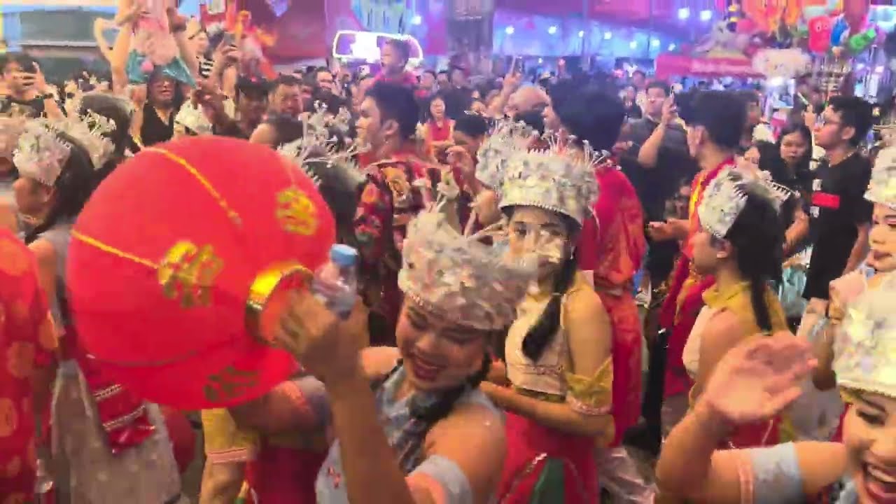 Mobil Lampion penuh Ciang Moi Cantik Singkawang di Pawai Lampion CapGomeh