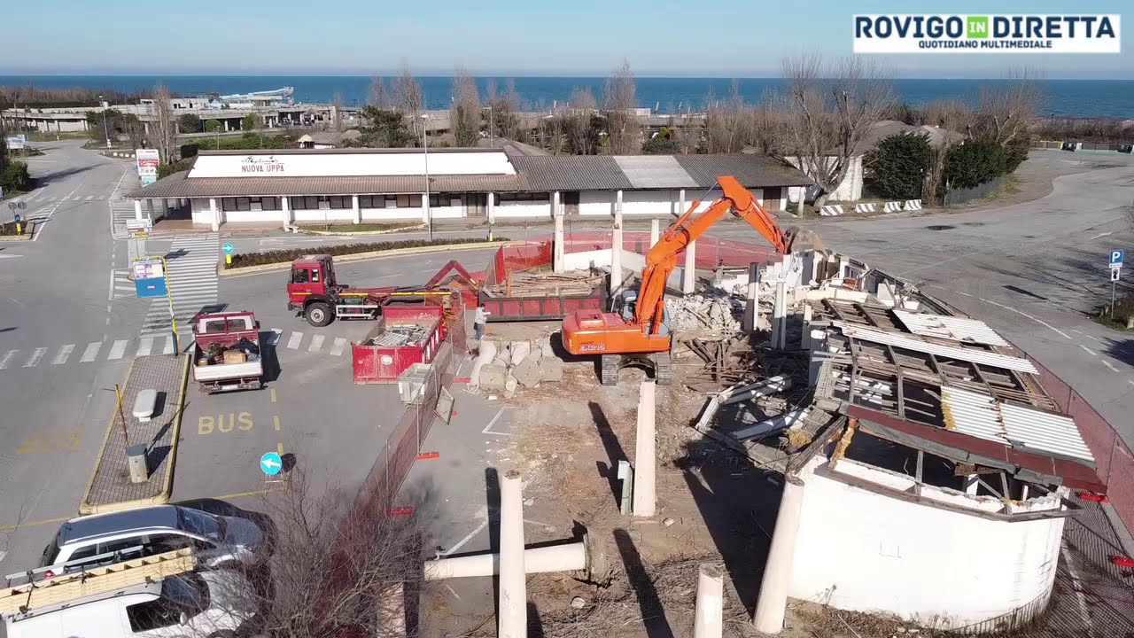 Demolizione di Piazza Europa a Rosolina Mare