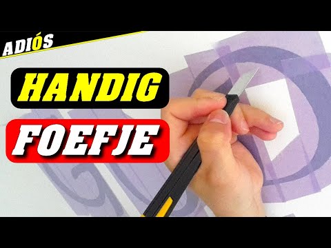 FOEFJE BIJ LETTERS TEKENEN OP EEN MUUR. Sierletters schrijven en schilderen