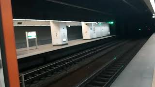 554次經由海線北迴線開往花蓮的E216單電頭+兩節全藍行包專車+新式自動門莒光號，和441次經由北迴線開往樹林的TEMU2006+TEMU2005普悠瑪自強號