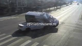 Momentul impactului in accidentul din intersectie la Timisoara. Microbuz  lovit de un BMW