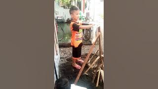 dowi sedang bermain sama teman