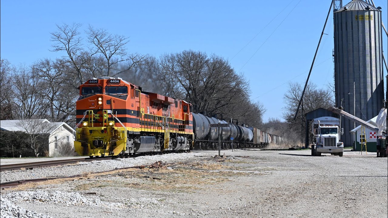 Chasing the Missouri & Northern Arkansas railroad ADM turn along the Fort Scott sub!