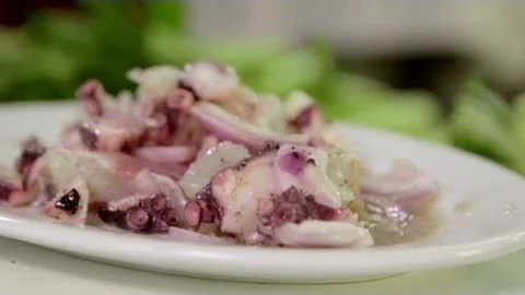 Peru: Anthony Bourdain gets a lesson in ceviche (P...