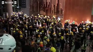 若者ら数百人、立法会建物占拠　香港返還22年デモ