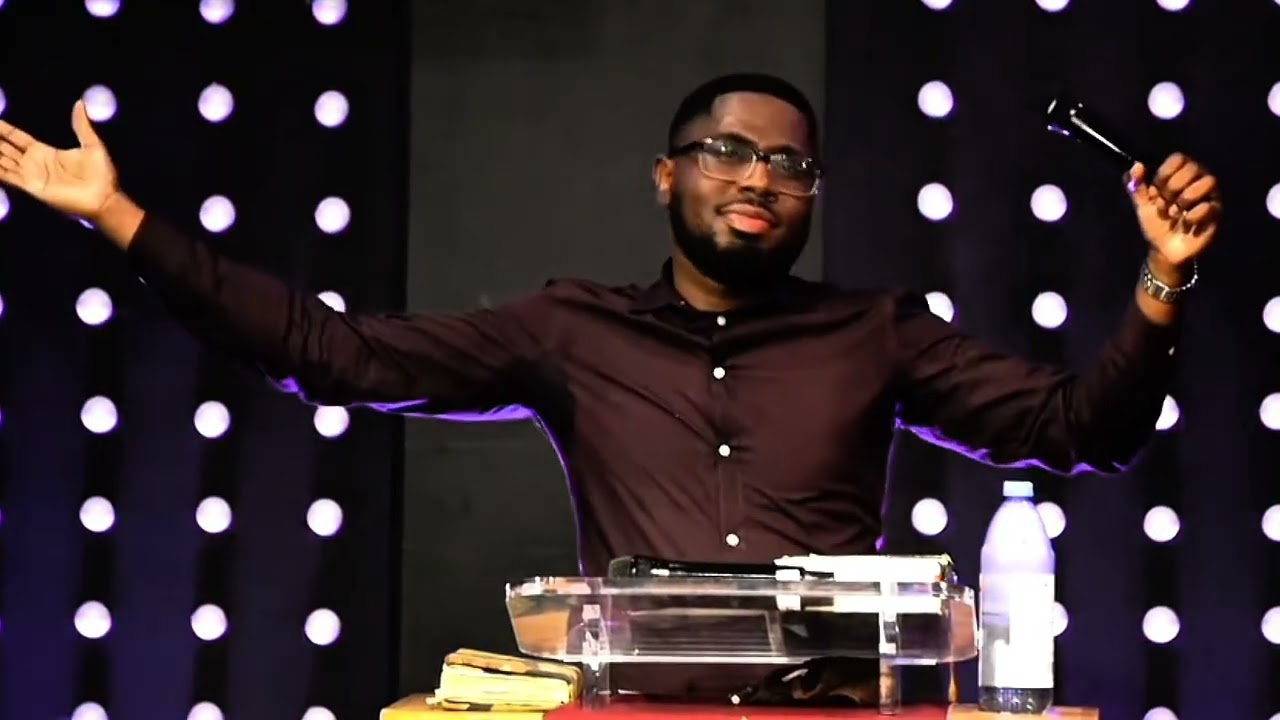 DIGNE EST L'AGNEAU IMMOLÉ QUI SIÈGE SUR LE TRÔNE PERSONNE N'EST COMME LUI