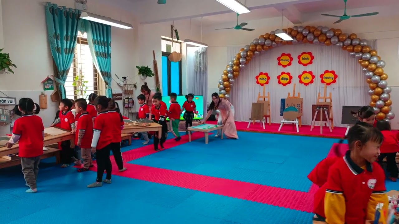 Hoạt động tạo hình: Làm tranh hoa tặng chú bộ đội