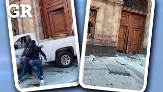 Así rompieron normalistas puerta de Palacio Nacional