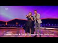 Florian en Jan helpen Maite Kelly met afzakkende broek die schlager des jahres 2017