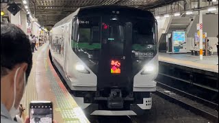 【臨時特急あずさ82号】E257系5000番台OM-91編成が立川駅に到着するシーン（9082M）2022.8.14