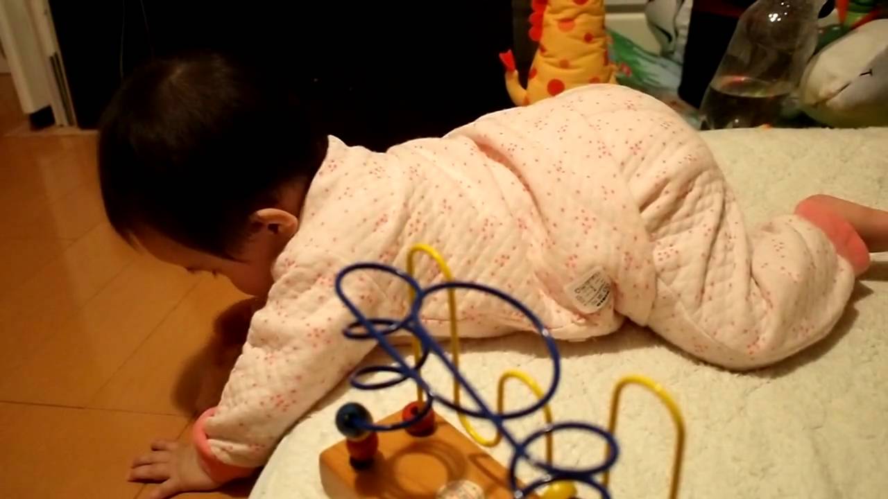 058 生後9ヶ月4日赤ちゃん 真剣に指先で遊ぶ子 1 Serious 9 Month Old Baby Youtube