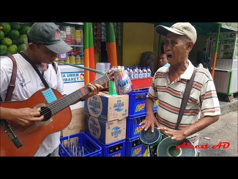Pengamen Dua Kakek Hebat Ini di sawer Rp. 200.000 !!! Main Gitar dan Kendang nya Hebat banget