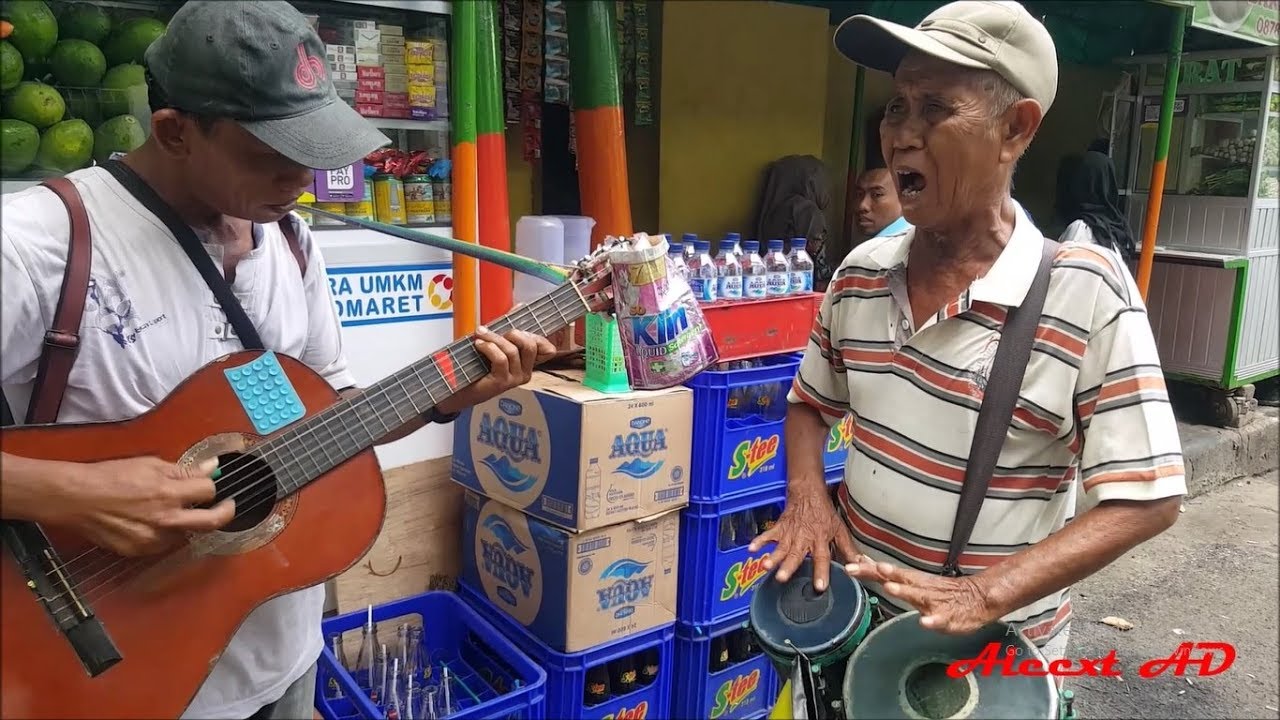 Pengamen Dua Kakek Hebat Ini di sawer Rp. 200.000 !!! Main Gitar dan Kendang nya Hebat banget
