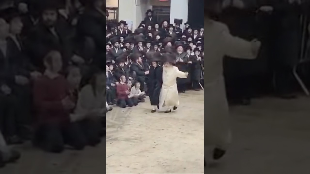 שמחת בית סאטמאר. כ״ק האדמו״ר בריקוד עם נכדו החתן