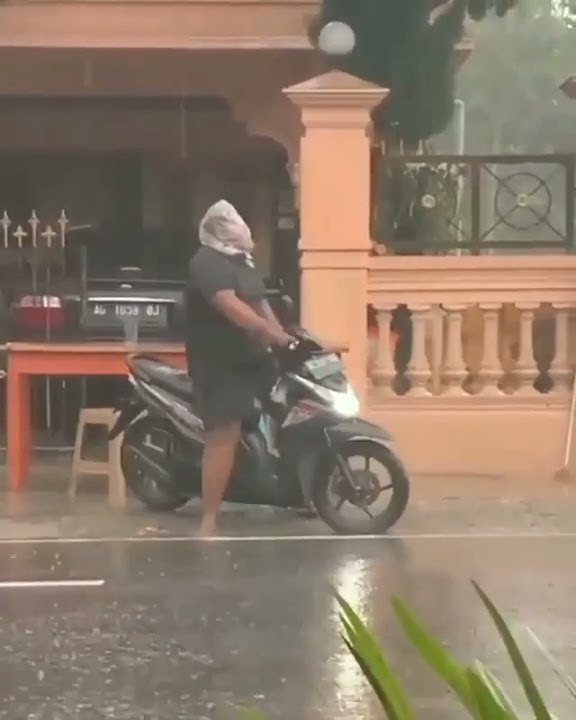 Tips naik motor gak basah saat hujan deras.