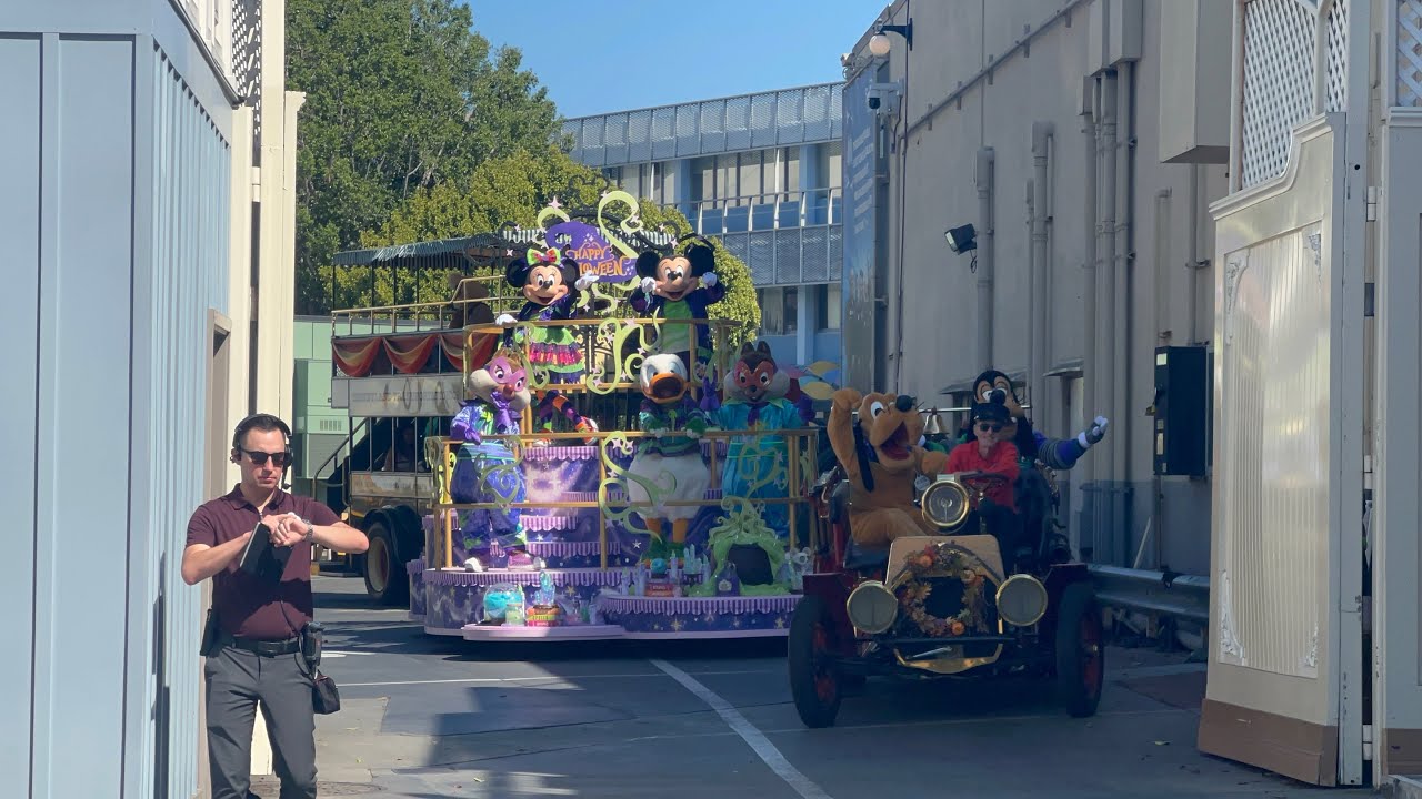 Mickeys Halloween cavalcade 