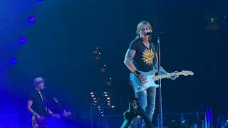 Keith Urban -  Blue Aint Your Color - Live - Dickies Arena - Fort Worth TX - October 1, 2022 screenshot 2