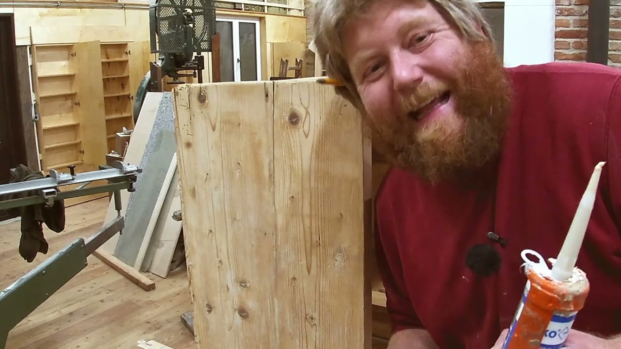 Alte Farbe entfernen - Kredenz restaurieren 1