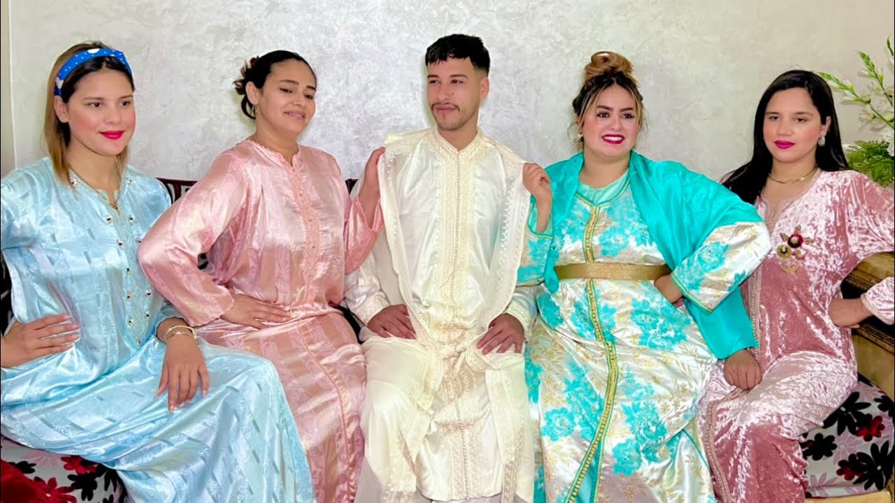 هاد البنات بسبب قساوة الحياة عليهم دارو راسهم فرمليات باش انصبو على الناس😥 …ولكن طاحو فلي(النصابات)