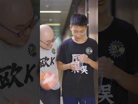 如何一滴不洒的运送一满杯水呢？#fyp #fyptiktok #viral #生活小妙招 #冷知识 #科学少年米吴 #scienceexperiment