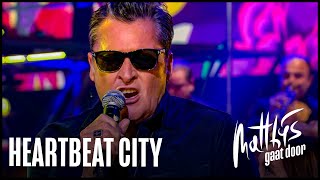 Video thumbnail of "Barry Hay, JB Meijers & Danny Vera – Heartbeat City | Matthijs Gaat Door"